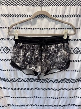 Lululemon Athletica hotty hot running  shorts women’s size 6